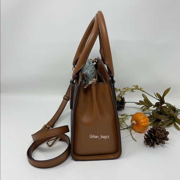 Michael Kors Mott Medium Messenger - Picture 2 of 6